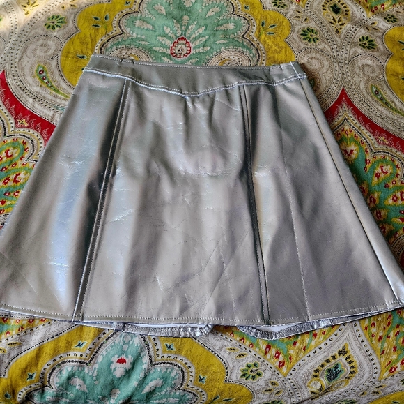 NWT Silver vegan leather miniskirt - Picture 5 of 9